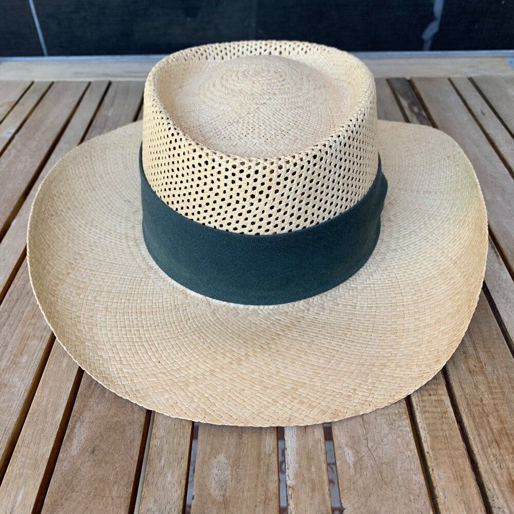 Imperial Hat Men's S/M. It fits like a 6 7/8 to a 7. Great quality hat!!